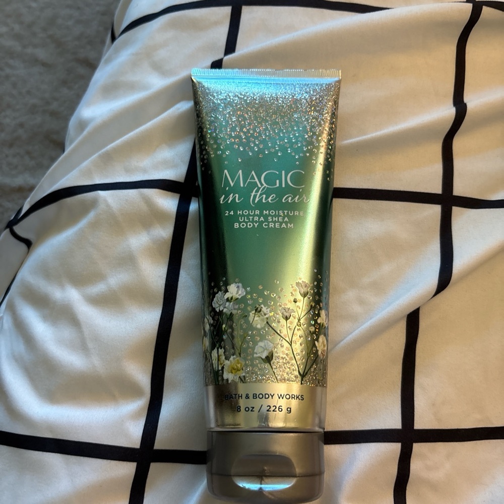 Bath & Body Works Magic in the Air Cream - Green and White